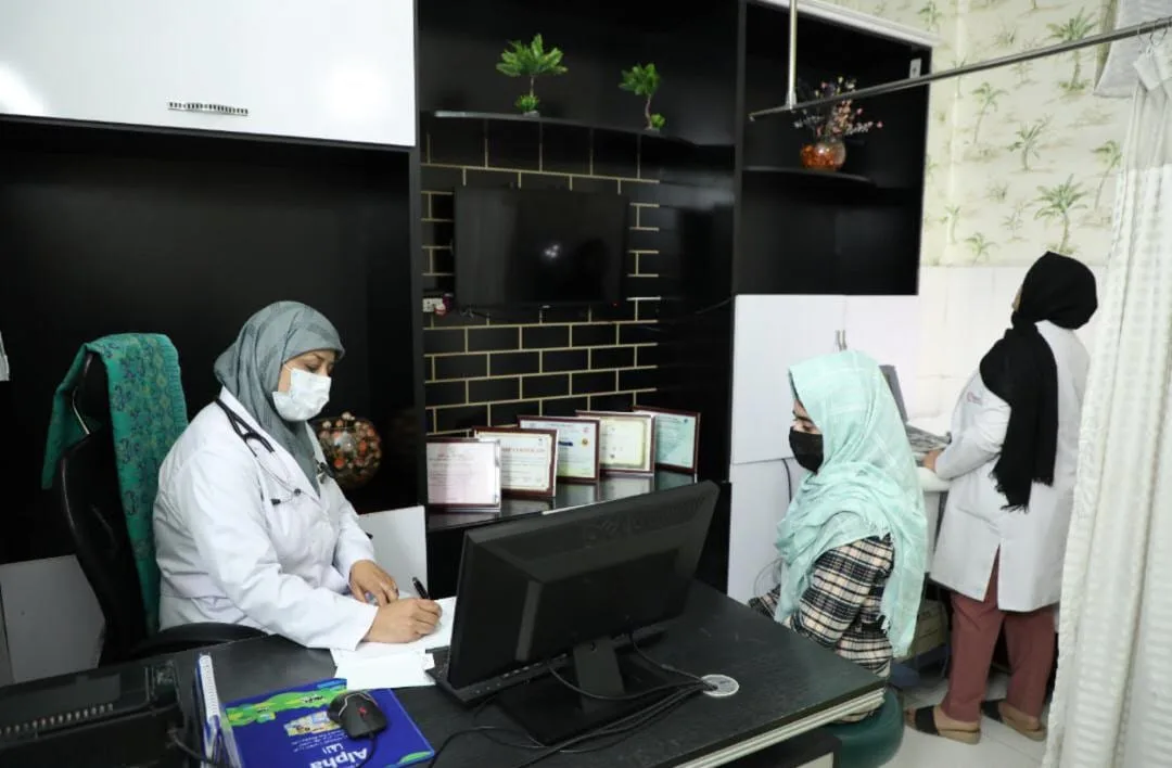 داکتر همراه با مریضان در کلینیک زنان